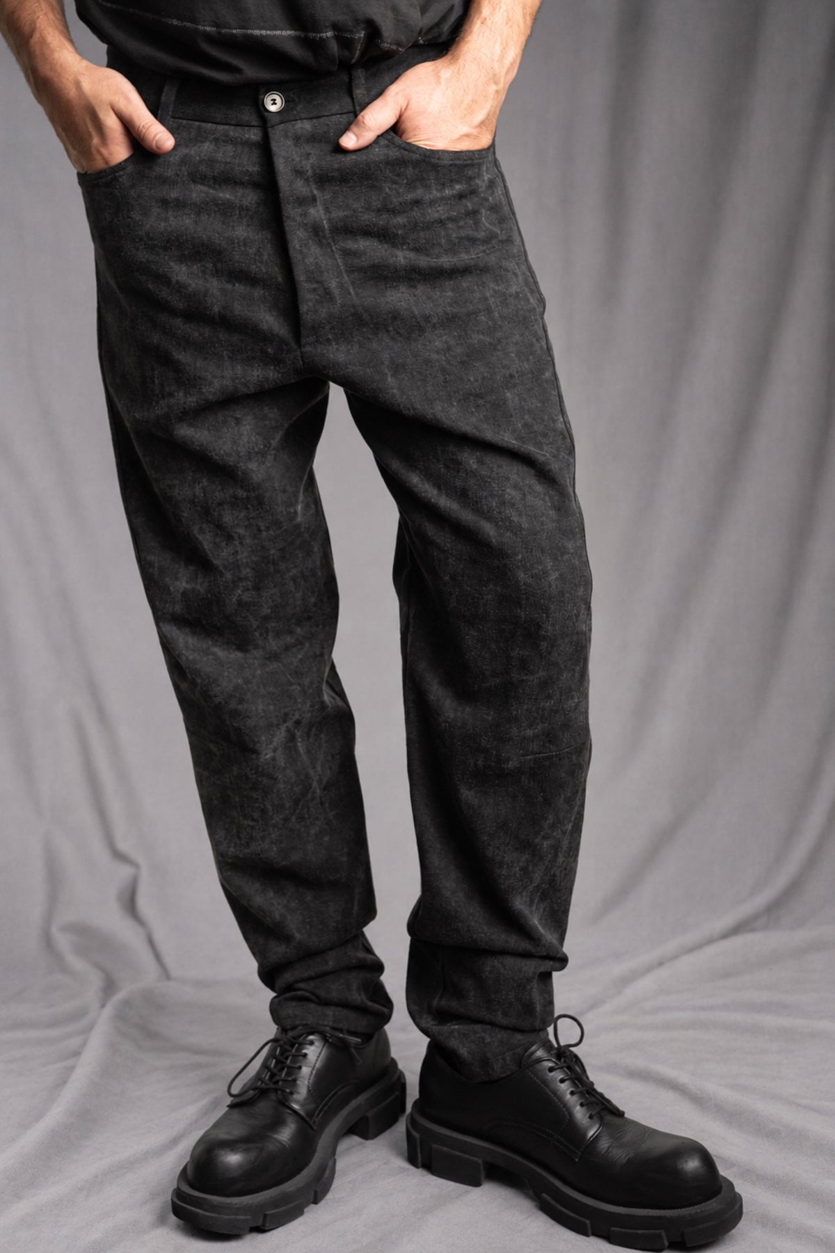 eigensinnig wien | McMurphy | Avantgardistische Tapered-Hose in Anthrazit mit Patina-Effekt