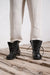 eigensinnig wien | Meinong | Moderne Interpretation einer Bundfaltenhose für Herren aus leichtem Leinen in beige