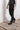 eigensinnig wien | Meinong | Moderne Interpretation einer Bundfaltenhose für Herren aus leichtem Leinen in schwarz