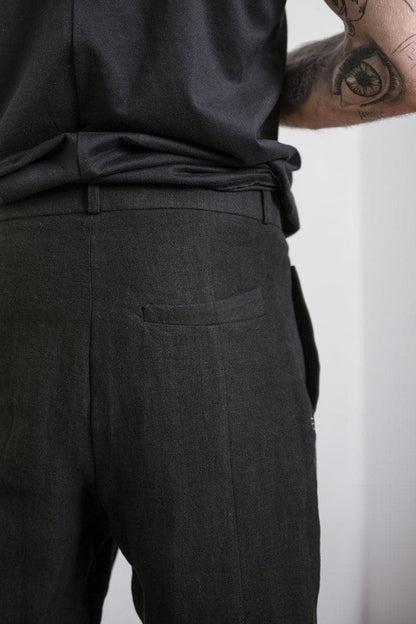 eigensinnig wien | Meinong | Moderne Interpretation einer Bundfaltenhose für Herren aus leichtem Leinen in schwarz