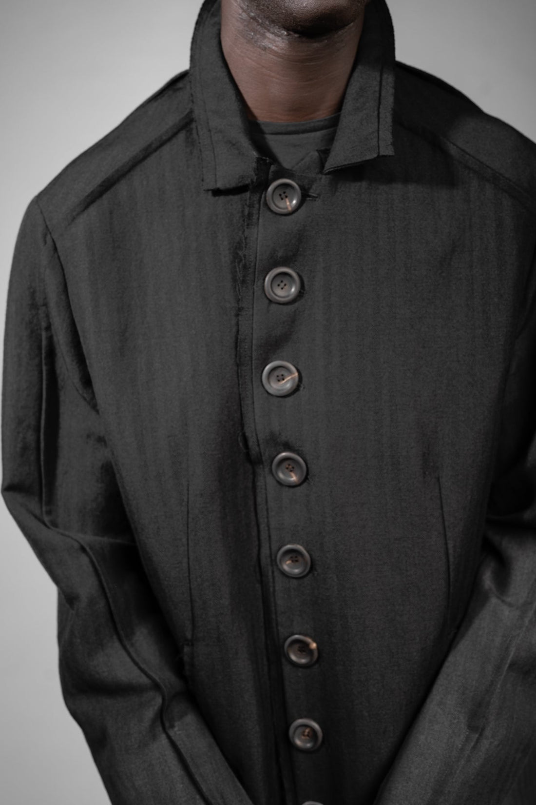 eigensinnig wien | Melmoth | Schwarzer Car Coat mit Streifen für Herren aus japanischem Wolle-Leinen-Mix
