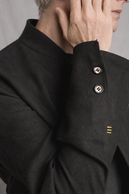 eigensinnig wien | Mises | Schwarzes Designer-Sakko für Herren mit Mao-Kragen aus italienischer Luxuswolle