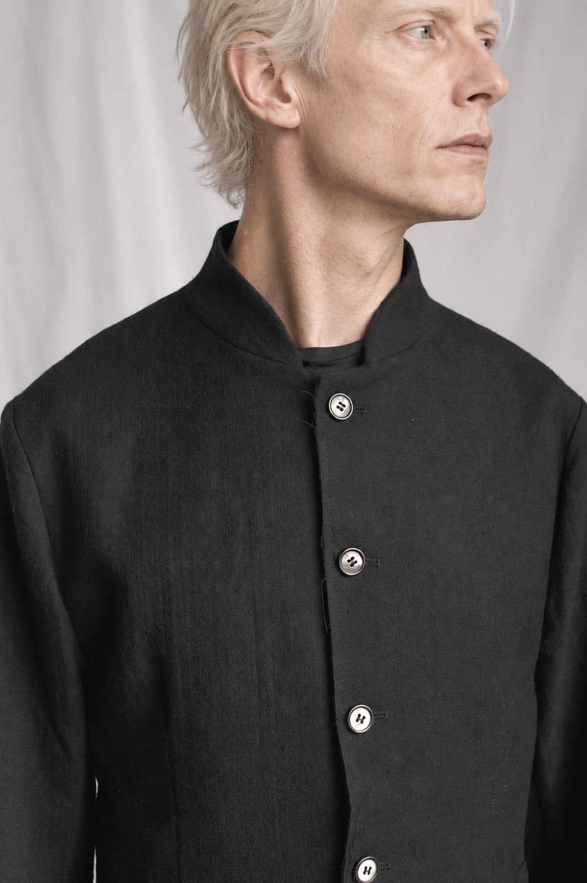 eigensinnig wien | Mises | Schwarzes Designer-Sakko für Herren mit Mao-Kragen aus italienischer Luxuswolle