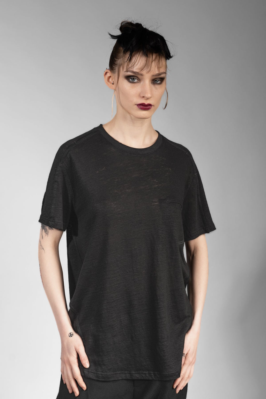eigensinnig wien | Moira | Schwarzes Designer Leinen T-Shirt mit Brusttasche für Damen und Herren