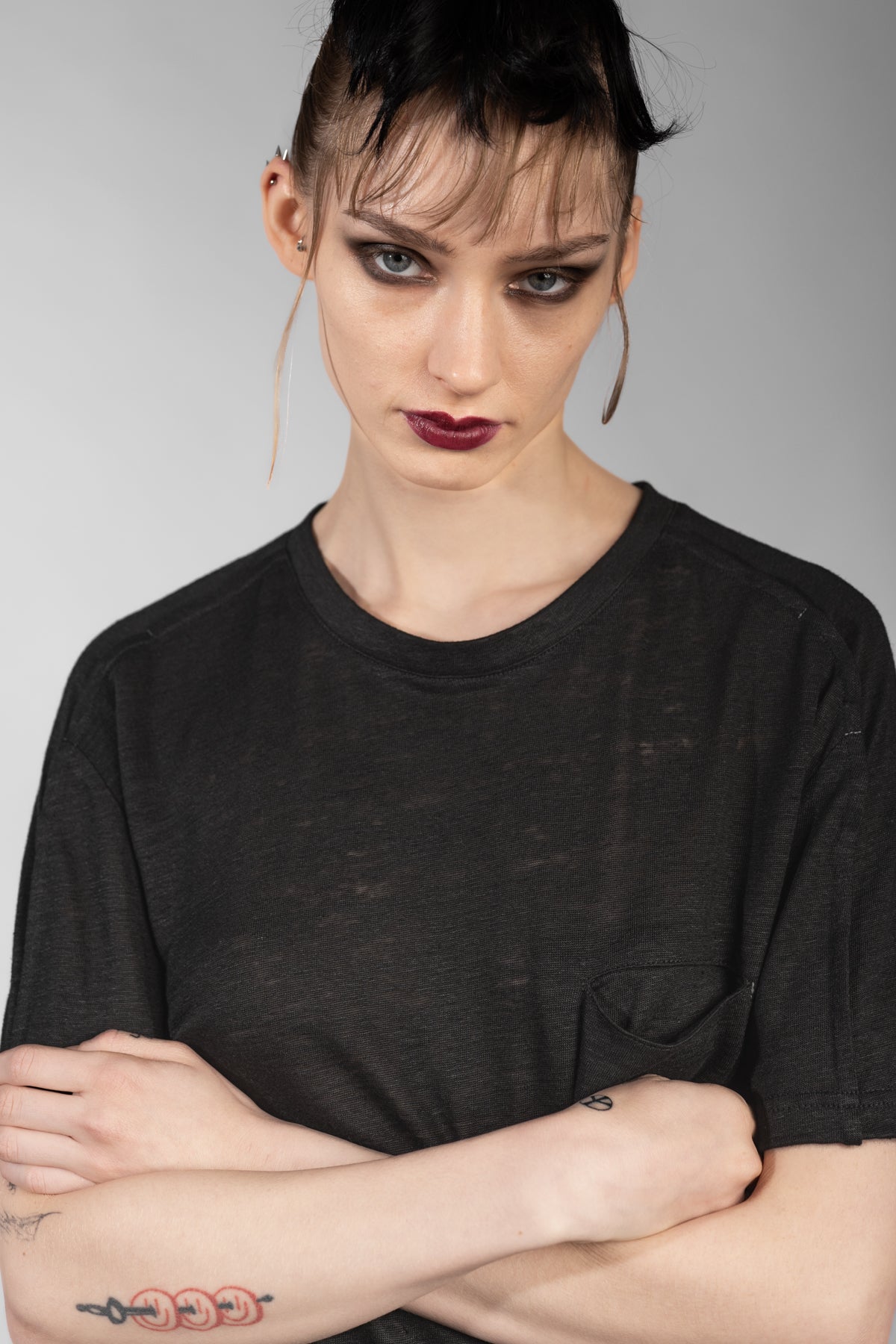 eigensinnig wien | Moira | Schwarzes Designer Leinen T-Shirt mit Brusttasche für Damen und Herren