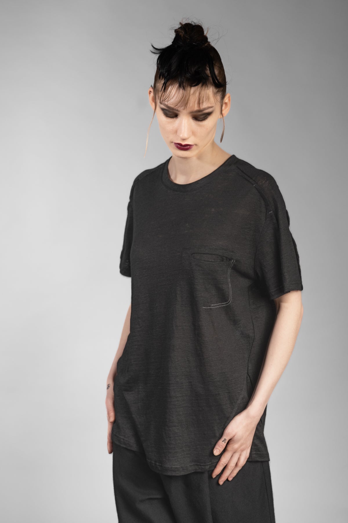 eigensinnig wien | Moira | Schwarzes Designer Leinen T-Shirt mit Brusttasche für Damen und Herren