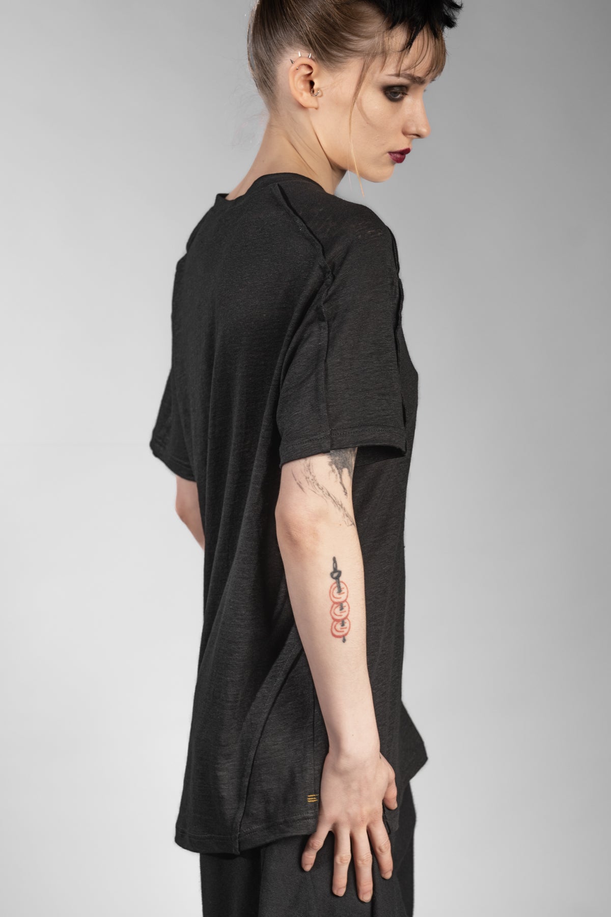 eigensinnig wien | Moira | Schwarzes Designer Leinen T-Shirt mit Brusttasche für Damen und Herren