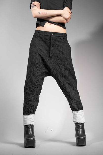 eigensinnig wien | Montesquieu | Extravagante, schwarze Designer Drop Crotch Pants aus exklusiver japanischer Baumwolle