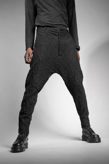 eigensinnig wien | Montesquieu | Extravagante, schwarze Designer Drop Crotch Pants aus exklusiver japanischer Baumwolle