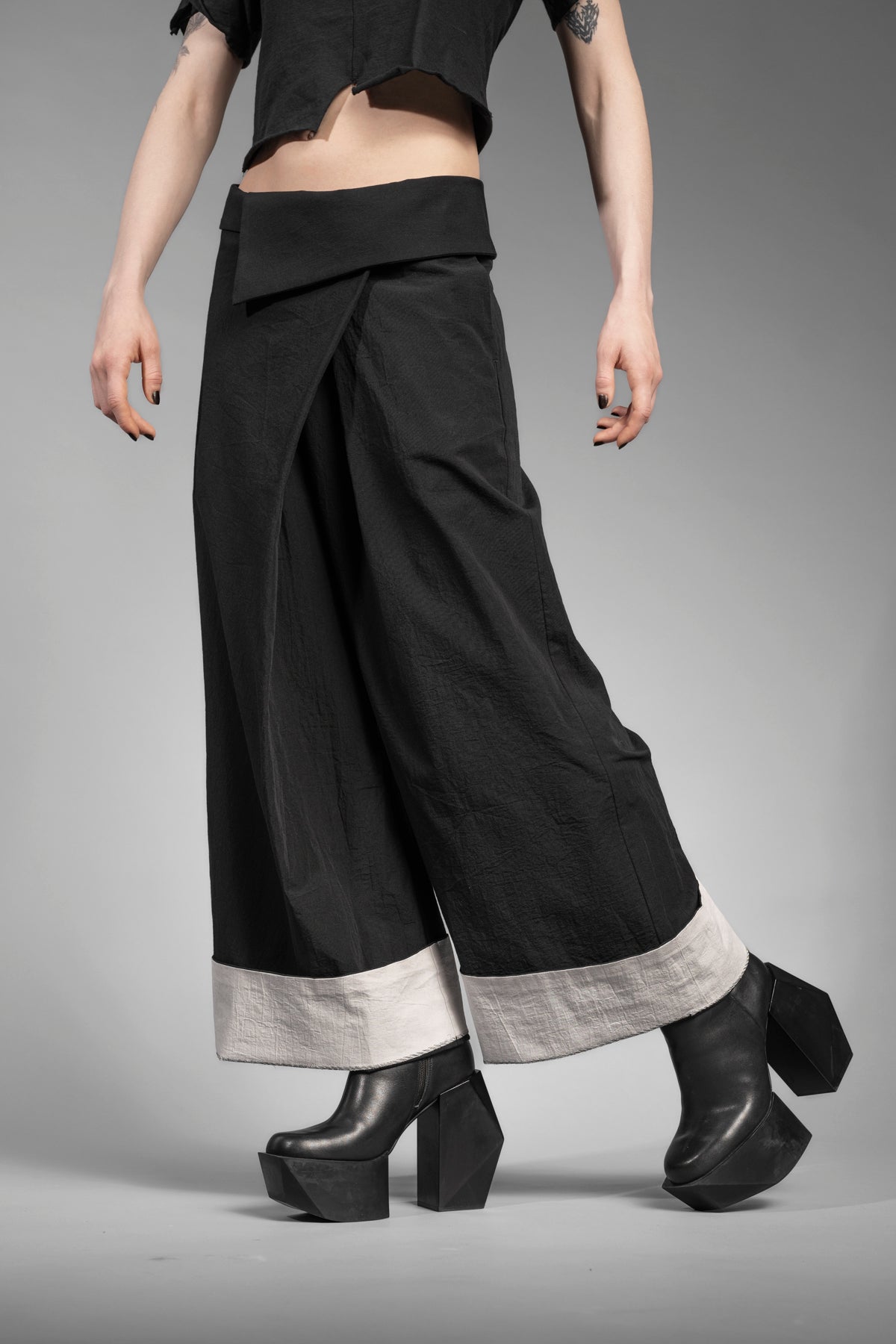 eigensinnig wien | Nemain | Asymmetrische Wickelhose aus schwarzer japanischer Baumwolle
