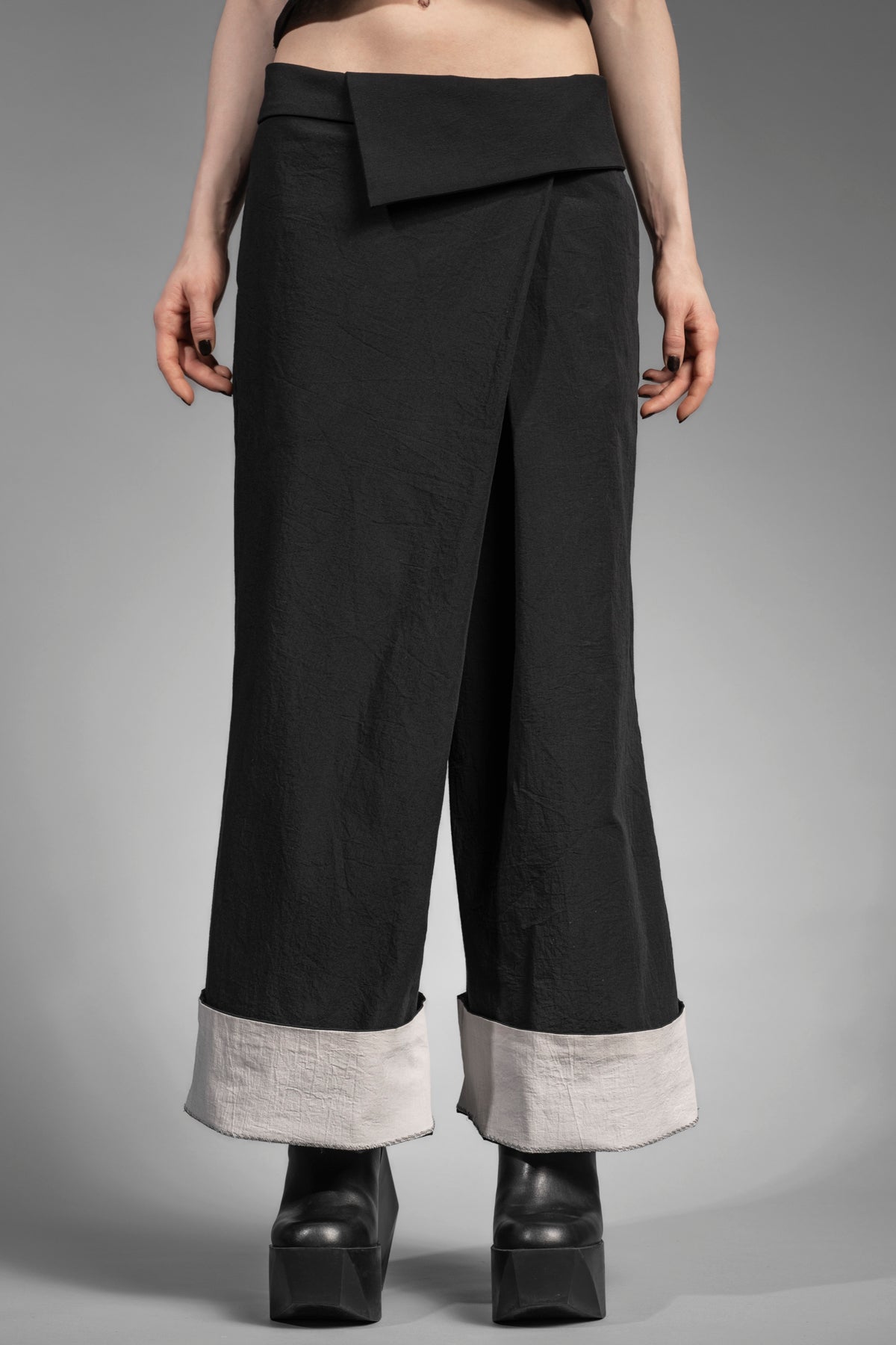 eigensinnig wien | Nemain | Asymmetrische Wickelhose aus schwarzer japanischer Baumwolle