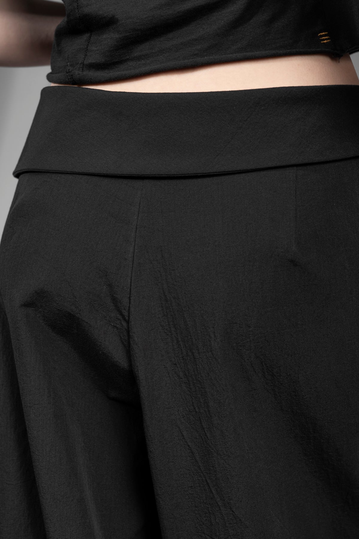 eigensinnig wien | Nemain | Asymmetrische Wickelhose aus schwarzer japanischer Baumwolle