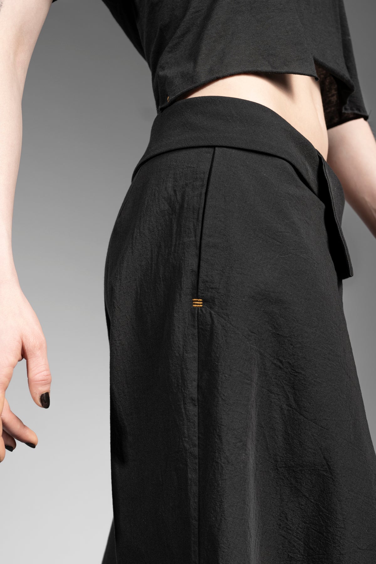 eigensinnig wien | Nemain | Asymmetrische Wickelhose aus schwarzer japanischer Baumwolle