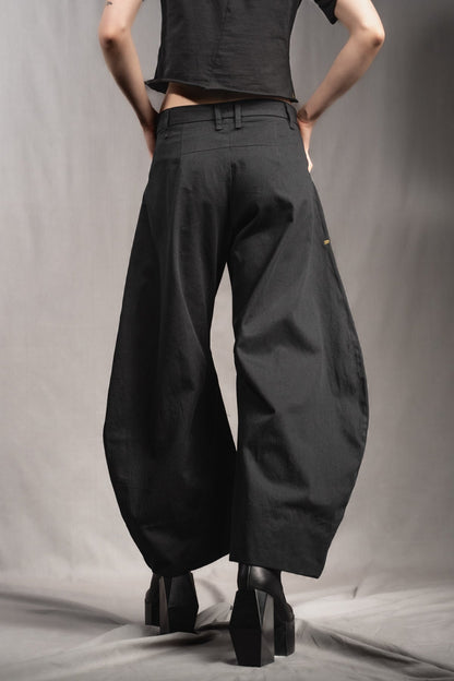 eigensinnig wien | Nin Nin A | Designer Barrel Leg Hose aus leichter, schwarzer Baumwolle