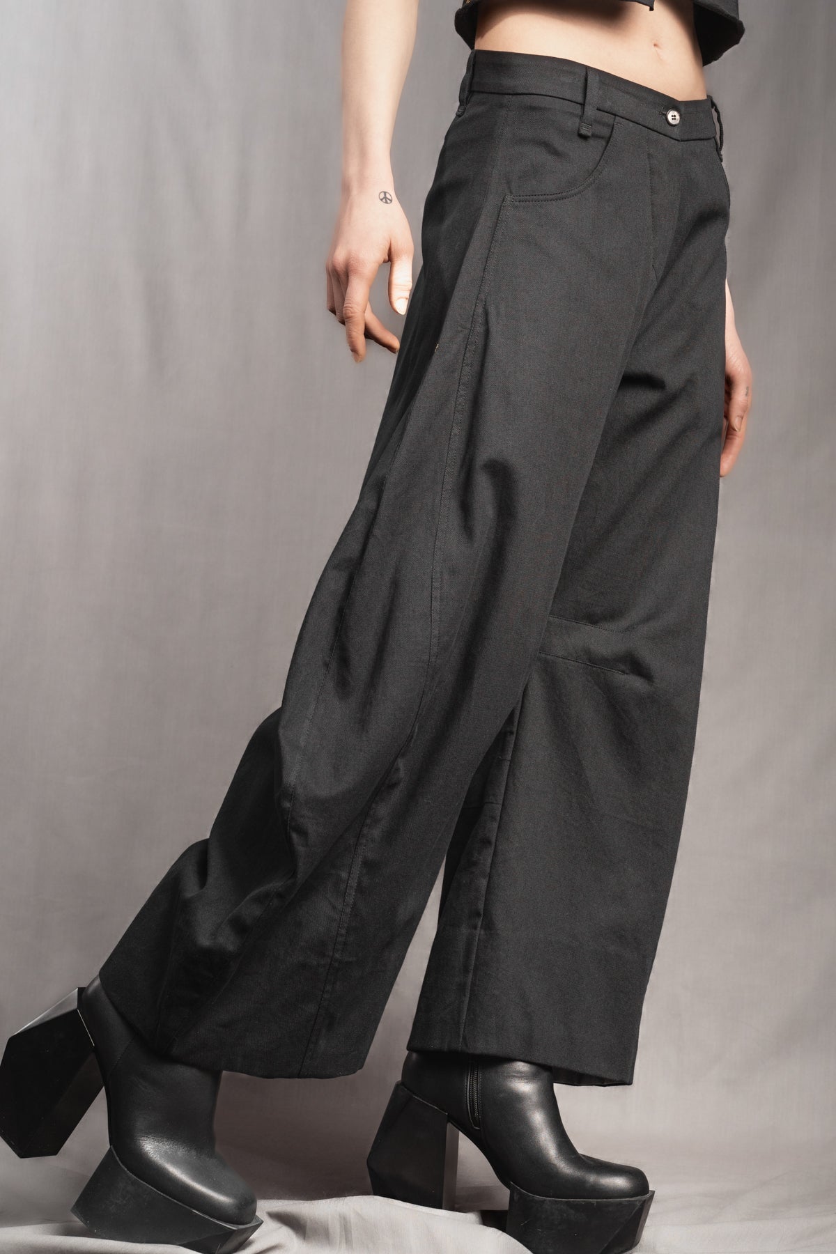 eigensinnig wien | Nin Nin A | Designer Barrel Leg Hose aus leichter, schwarzer Baumwolle