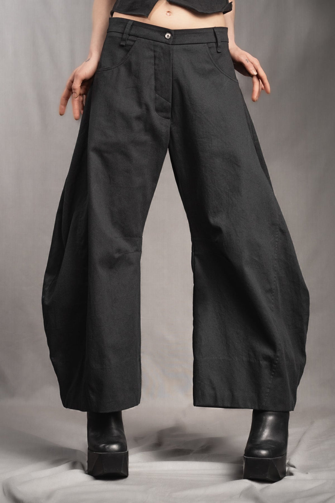 eigensinnig wien | Nin Nin A | Designer Barrel Leg Hose aus leichter, schwarzer Baumwolle