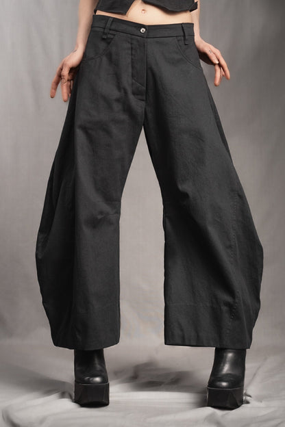 eigensinnig wien | Nin Nin A | Designer Barrel Leg Hose aus leichter, schwarzer Baumwolle