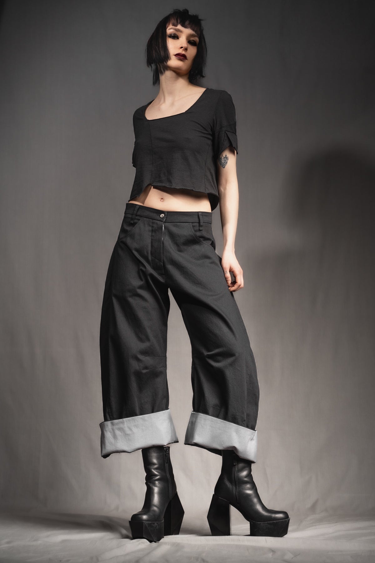 eigensinnig wien | Nin Nin A | Designer Barrel Leg Hose aus leichter, schwarzer Baumwolle