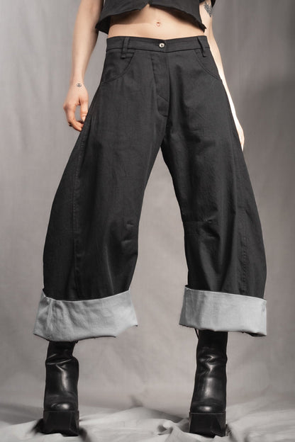 eigensinnig wien | Nin Nin A | Designer Barrel Leg Hose aus leichter, schwarzer Baumwolle