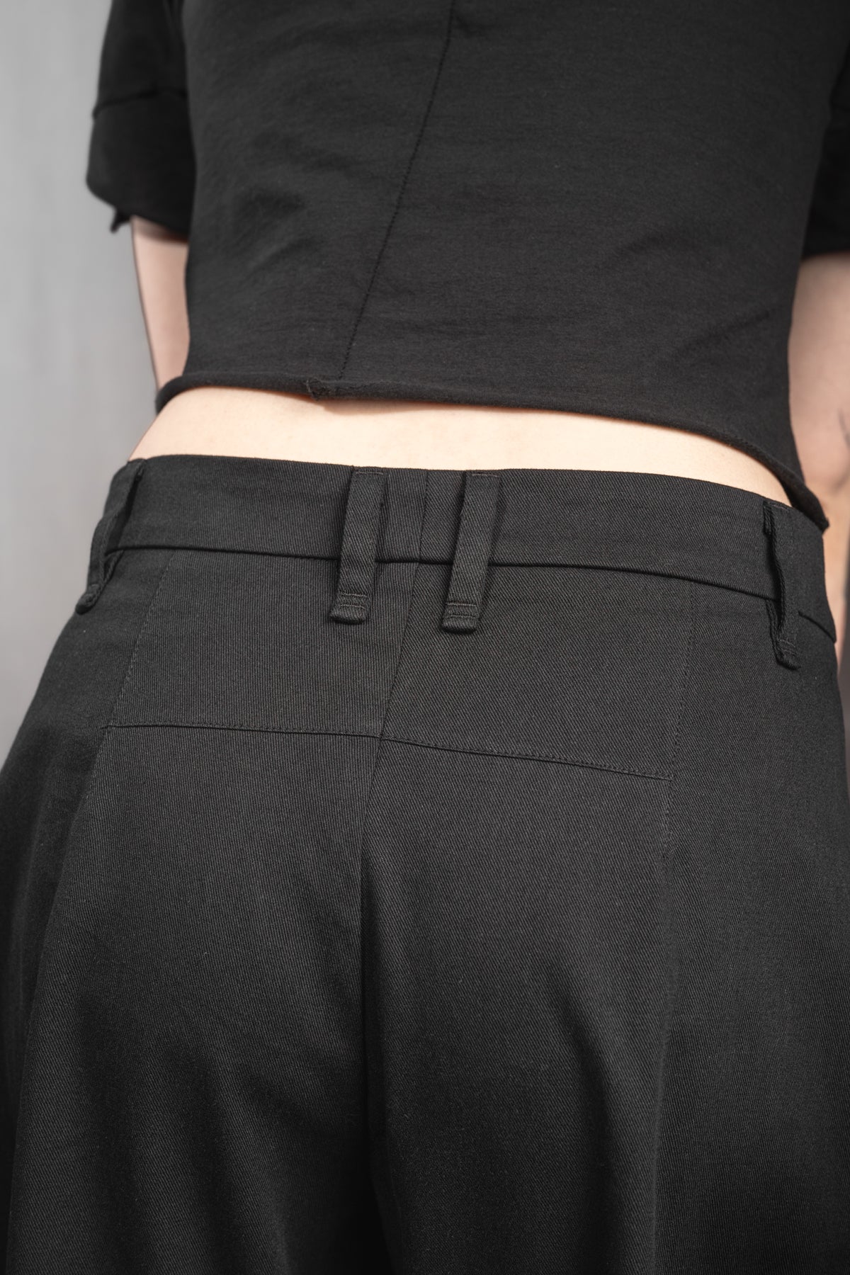 eigensinnig wien | Nin Nin A | Designer Barrel Leg Hose aus leichter, schwarzer Baumwolle