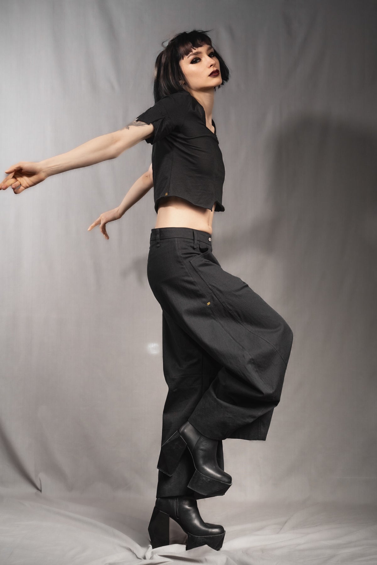 eigensinnig wien | Nin Nin A | Designer Barrel Leg Hose aus leichter, schwarzer Baumwolle