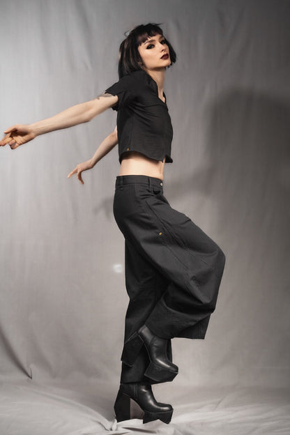 eigensinnig wien | Nin Nin A | Designer Barrel Leg Hose aus leichter, schwarzer Baumwolle