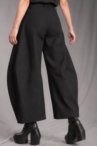 eigensinnig wien | Nin Nin A | Designer Barrel Leg Hose für Damen aus italienischer Wolle
