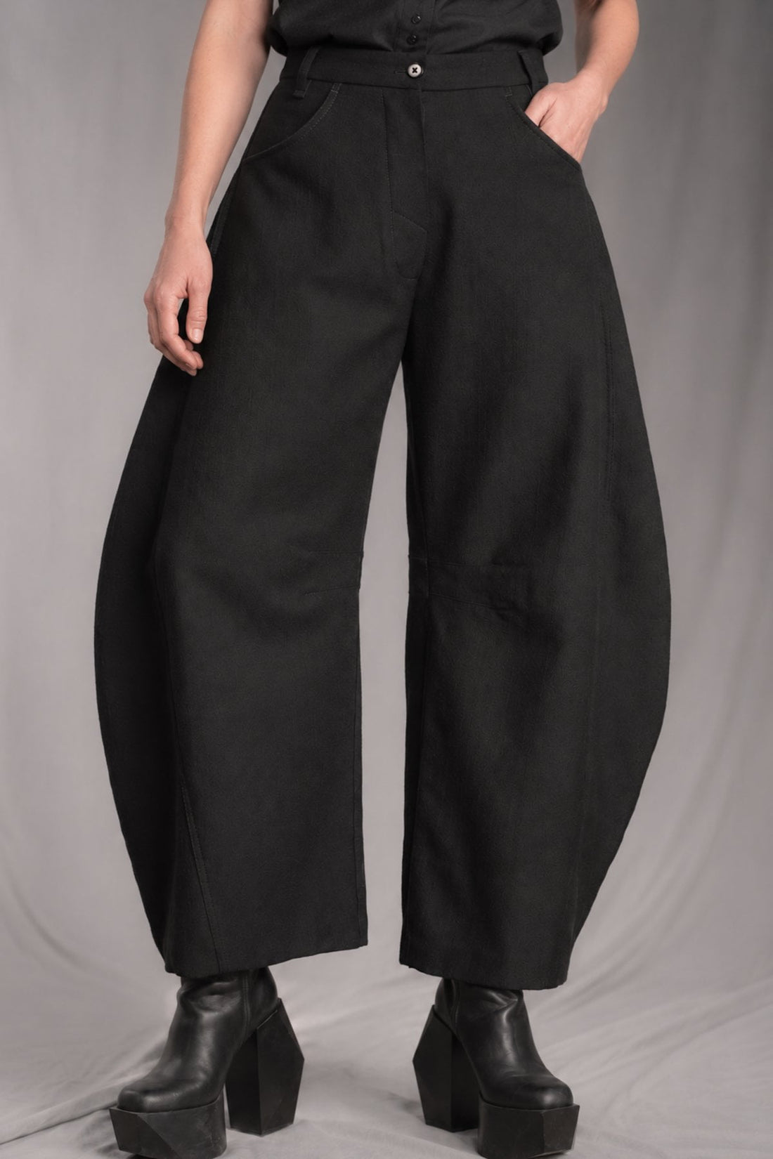 eigensinnig wien | Nin Nin A | Designer Barrel Leg Hose für Damen aus italienischer Wolle