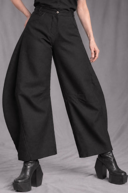 eigensinnig wien | Nin Nin A | Designer Barrel Leg Hose für Damen aus italienischer Wolle