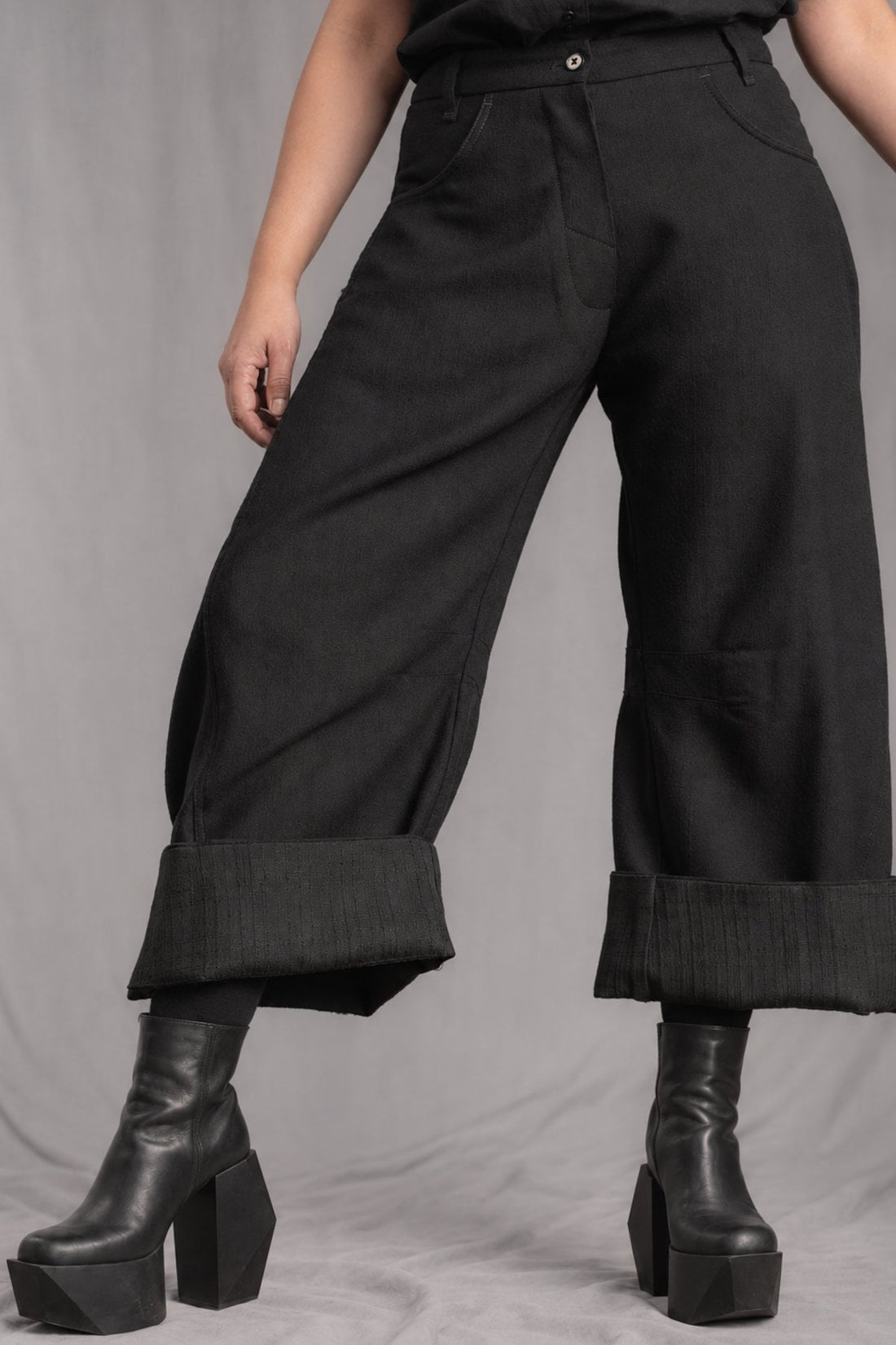 eigensinnig wien | Nin Nin A | Designer Barrel Leg Hose für Damen aus italienischer Wolle