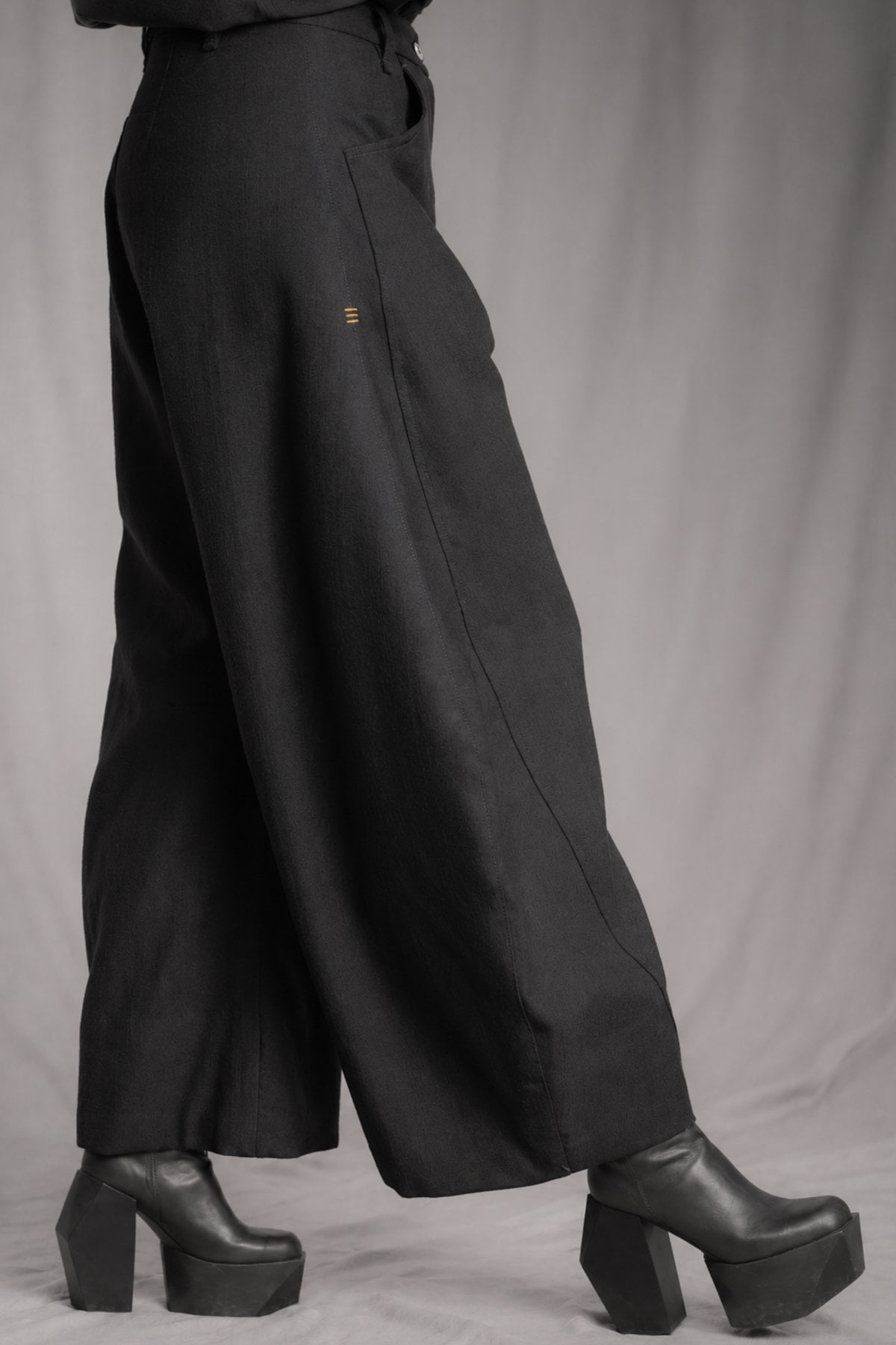 eigensinnig wien | Nin Nin A | Designer Barrel Leg Hose für Damen aus italienischer Wolle