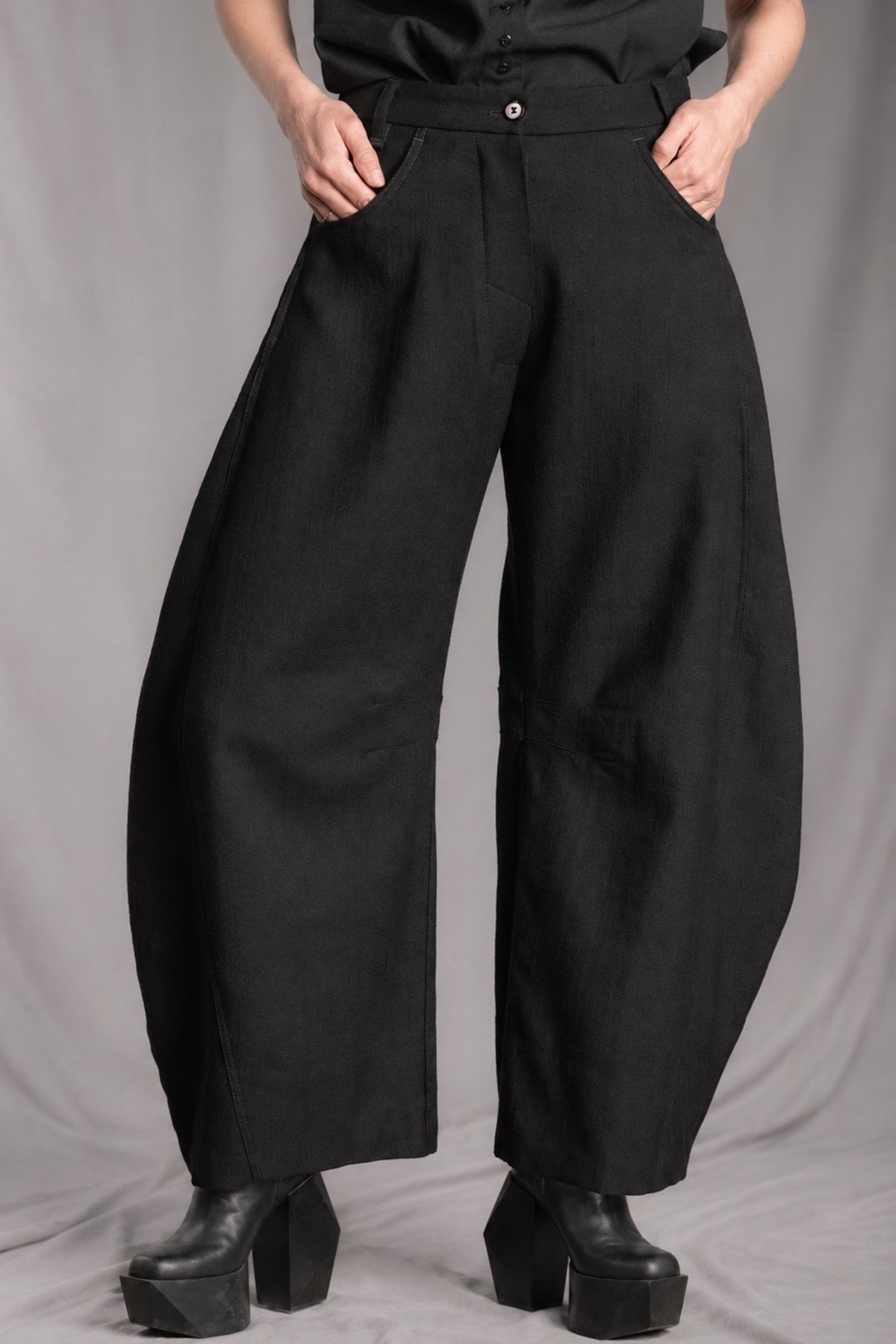 eigensinnig wien | Nin Nin A | Designer Barrel Leg Hose für Damen aus italienischer Wolle