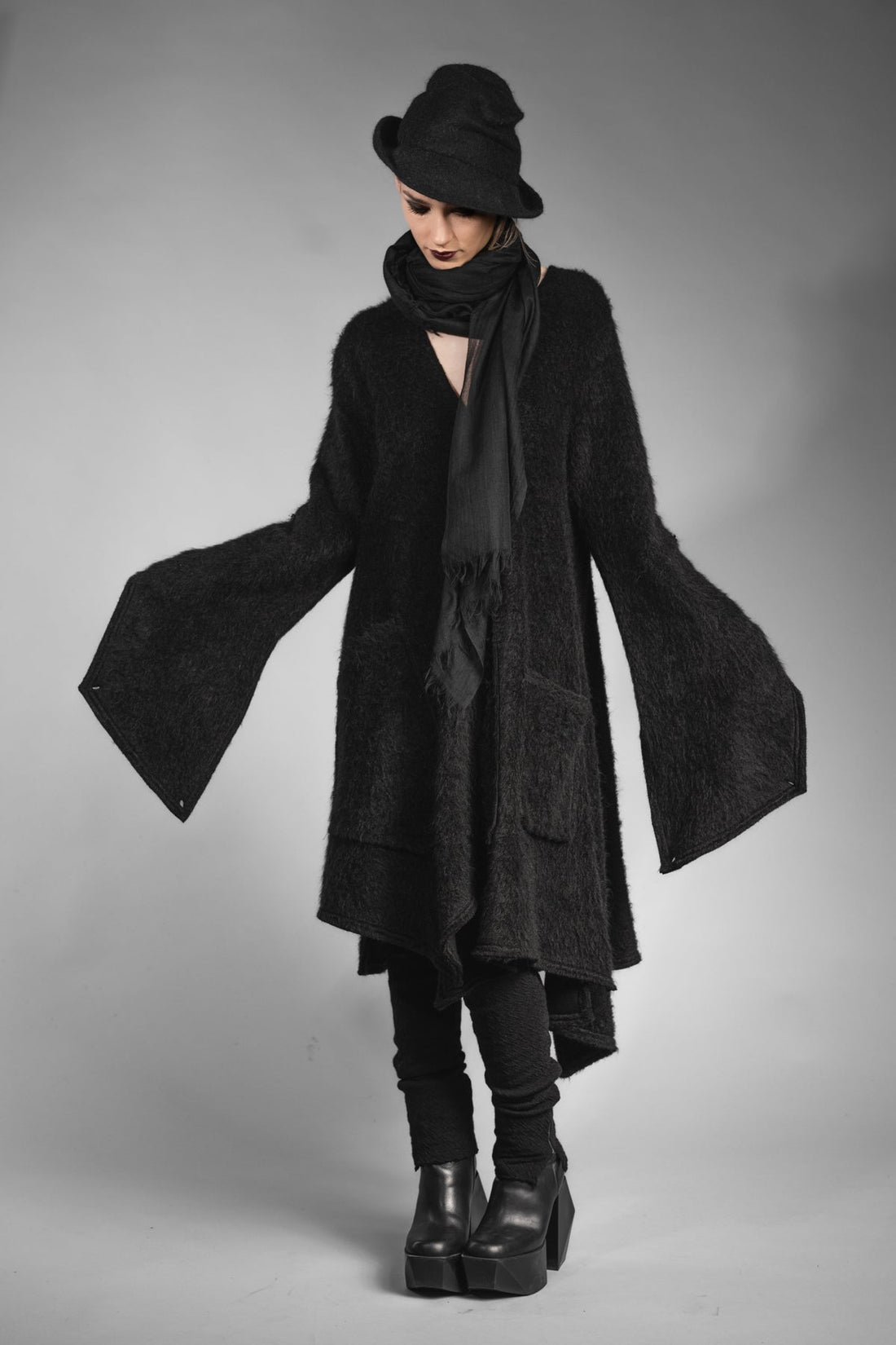 eigensinnig wien | Patti | Außergewöhnliches, flauschiges Designer Strickleid in Schwarz