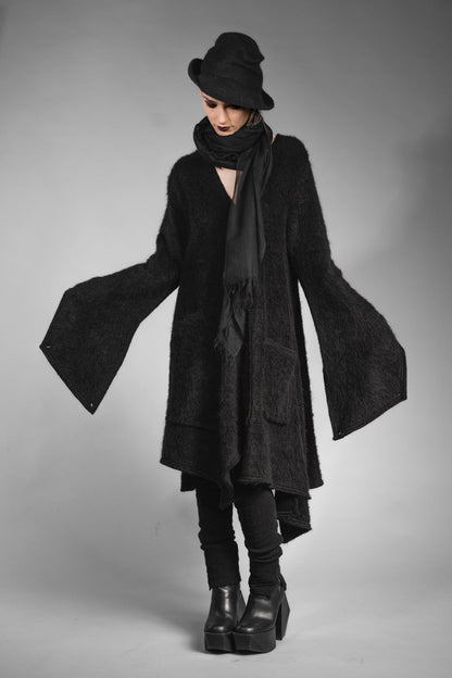 eigensinnig wien | Patti | Außergewöhnliches, flauschiges Designer Strickleid in Schwarz
