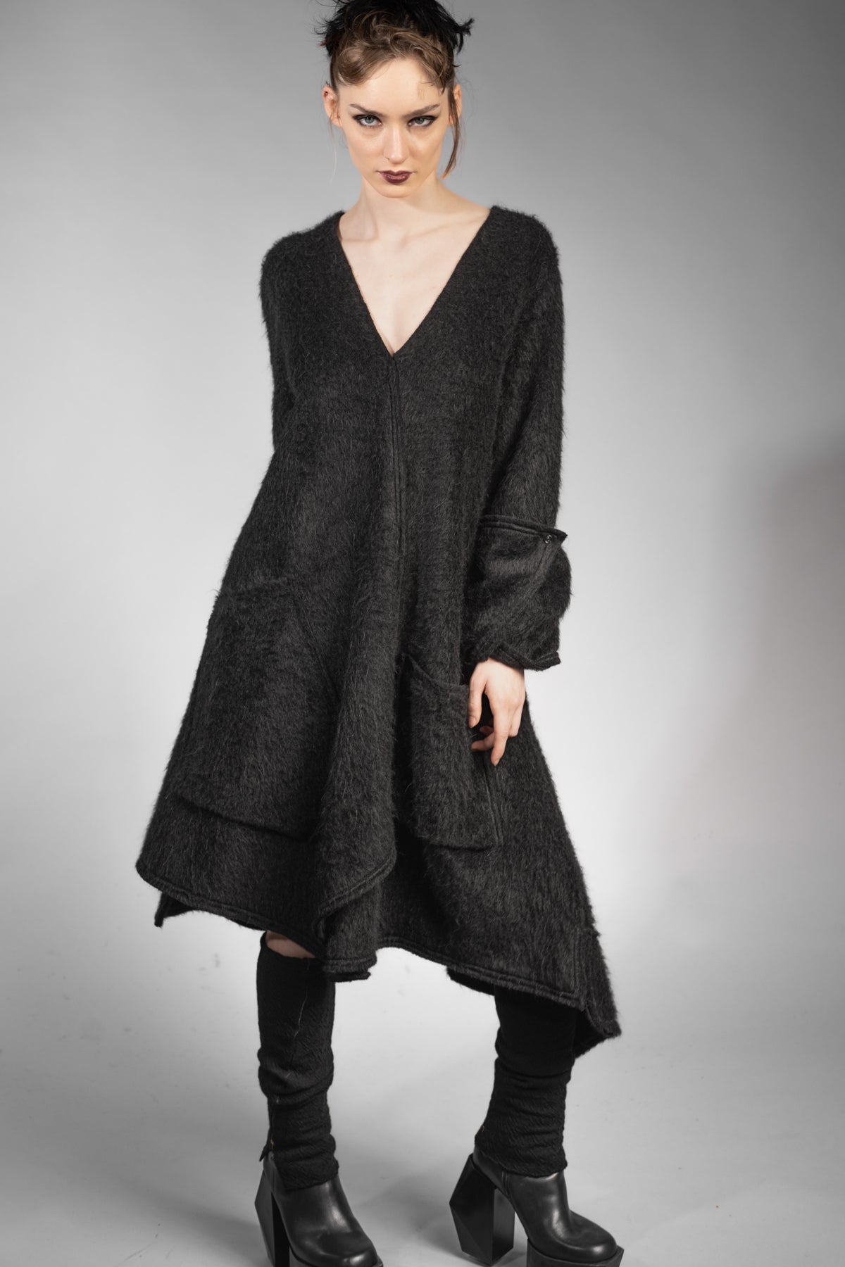 eigensinnig wien | Patti | Außergewöhnliches, flauschiges Designer Strickleid in Schwarz