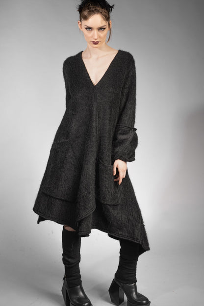 eigensinnig wien | Patti | Außergewöhnliches, flauschiges Designer Strickleid in Schwarz