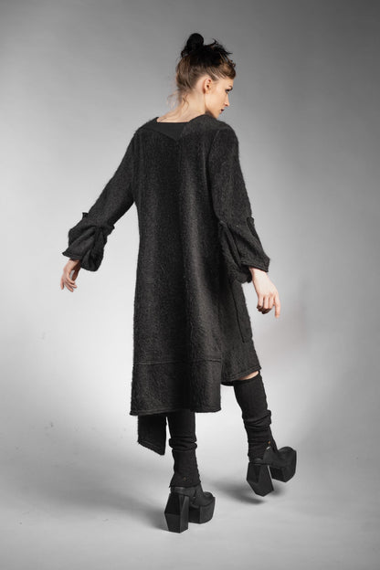 eigensinnig wien | Patti | Außergewöhnliches, flauschiges Designer Strickleid in Schwarz