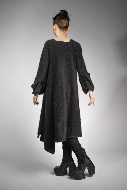 eigensinnig wien | Patti | Außergewöhnliches, flauschiges Designer Strickleid in Schwarz