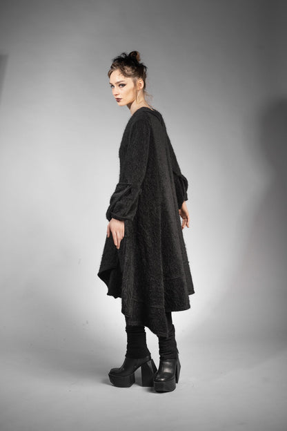 eigensinnig wien | Patti | Außergewöhnliches, flauschiges Designer Strickleid in Schwarz