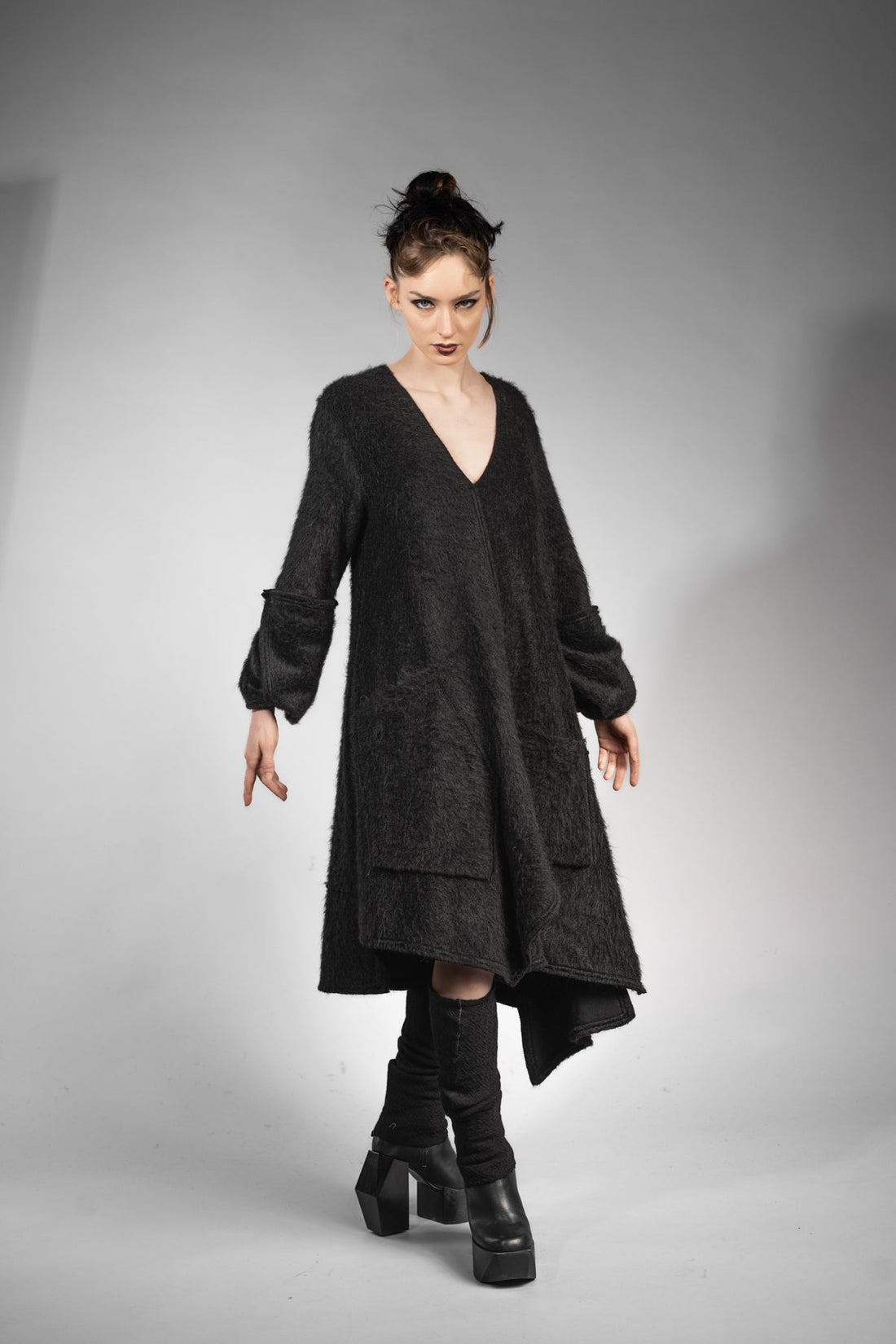 eigensinnig wien | Patti | Außergewöhnliches, flauschiges Designer Strickleid in Schwarz