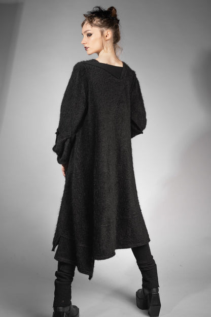 eigensinnig wien | Patti | Außergewöhnliches, flauschiges Designer Strickleid in Schwarz