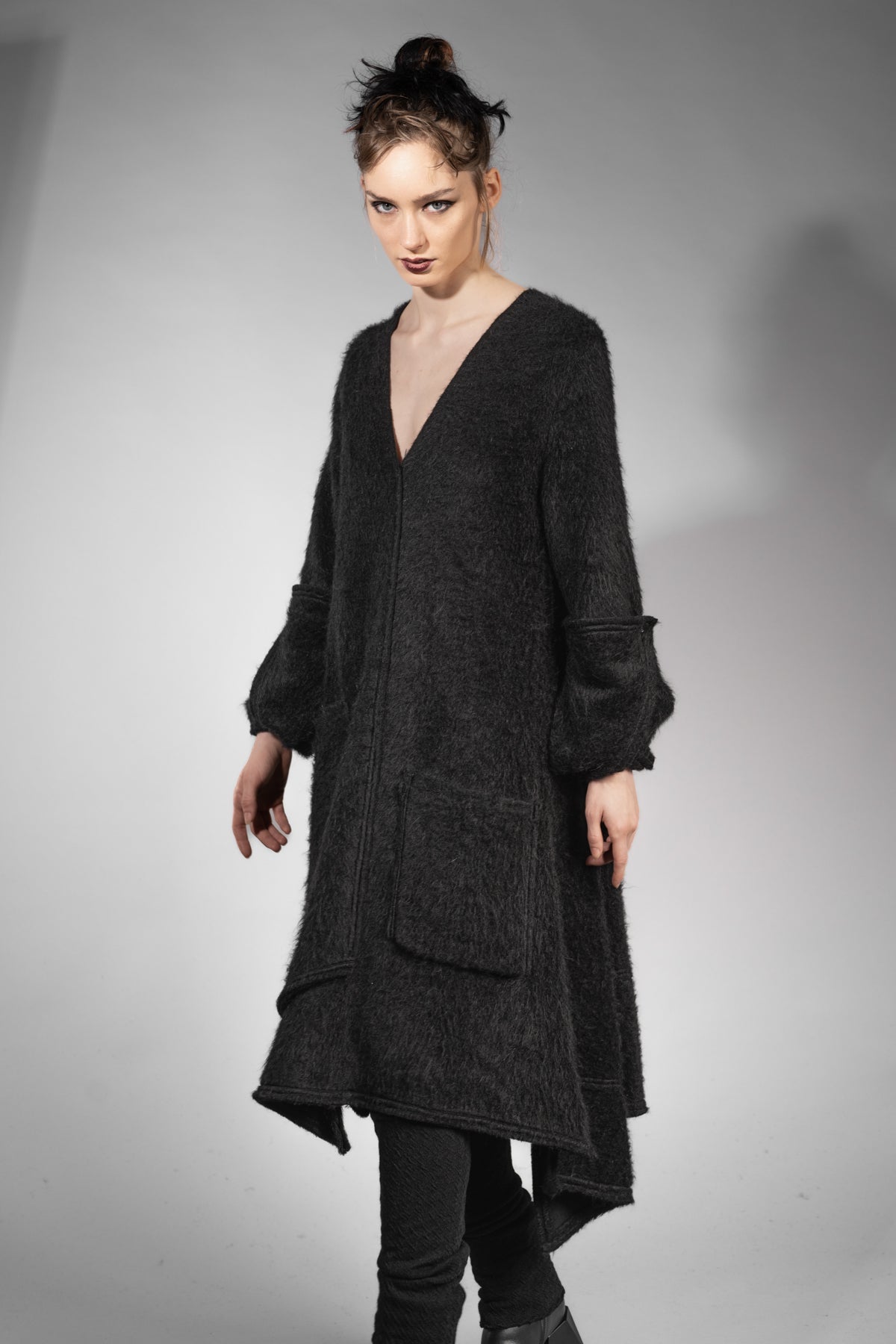eigensinnig wien | Patti | Außergewöhnliches, flauschiges Designer Strickleid in Schwarz