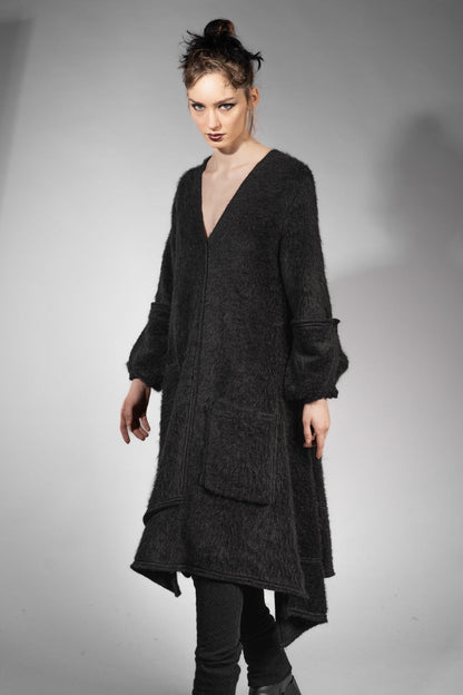 eigensinnig wien | Patti | Außergewöhnliches, flauschiges Designer Strickleid in Schwarz