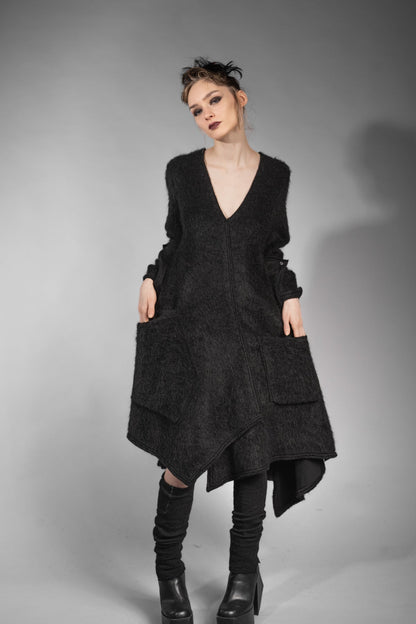 eigensinnig wien | Patti | Außergewöhnliches, flauschiges Designer Strickleid in Schwarz