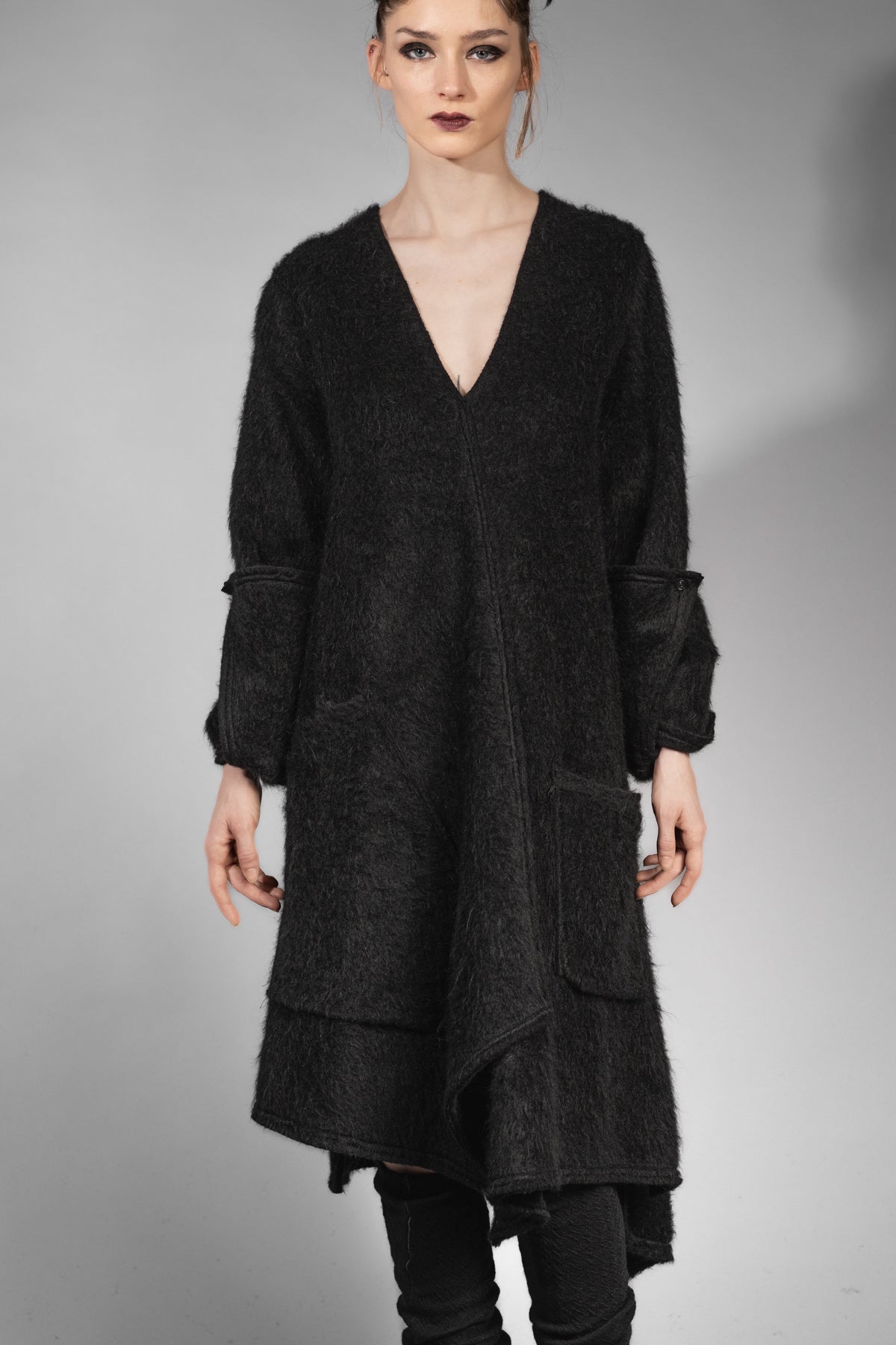 eigensinnig wien | Patti | Außergewöhnliches, flauschiges Designer Strickleid in Schwarz