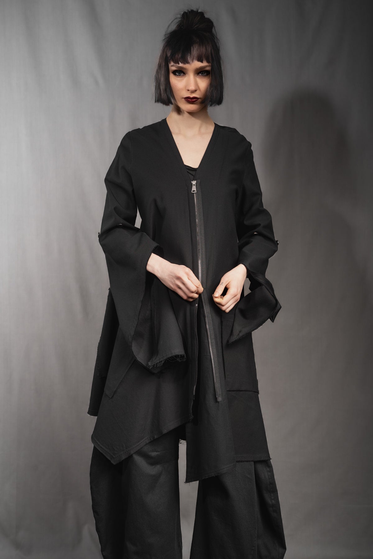 eigensinnig wien | Patti | Avantgardistisches, asymmetrisches Kleid mit Zip aus schwarzer Baumwolle