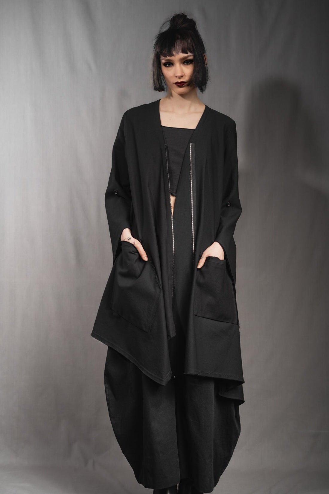 eigensinnig wien | Patti | Avantgardistisches, asymmetrisches Kleid mit Zip aus schwarzer Baumwolle