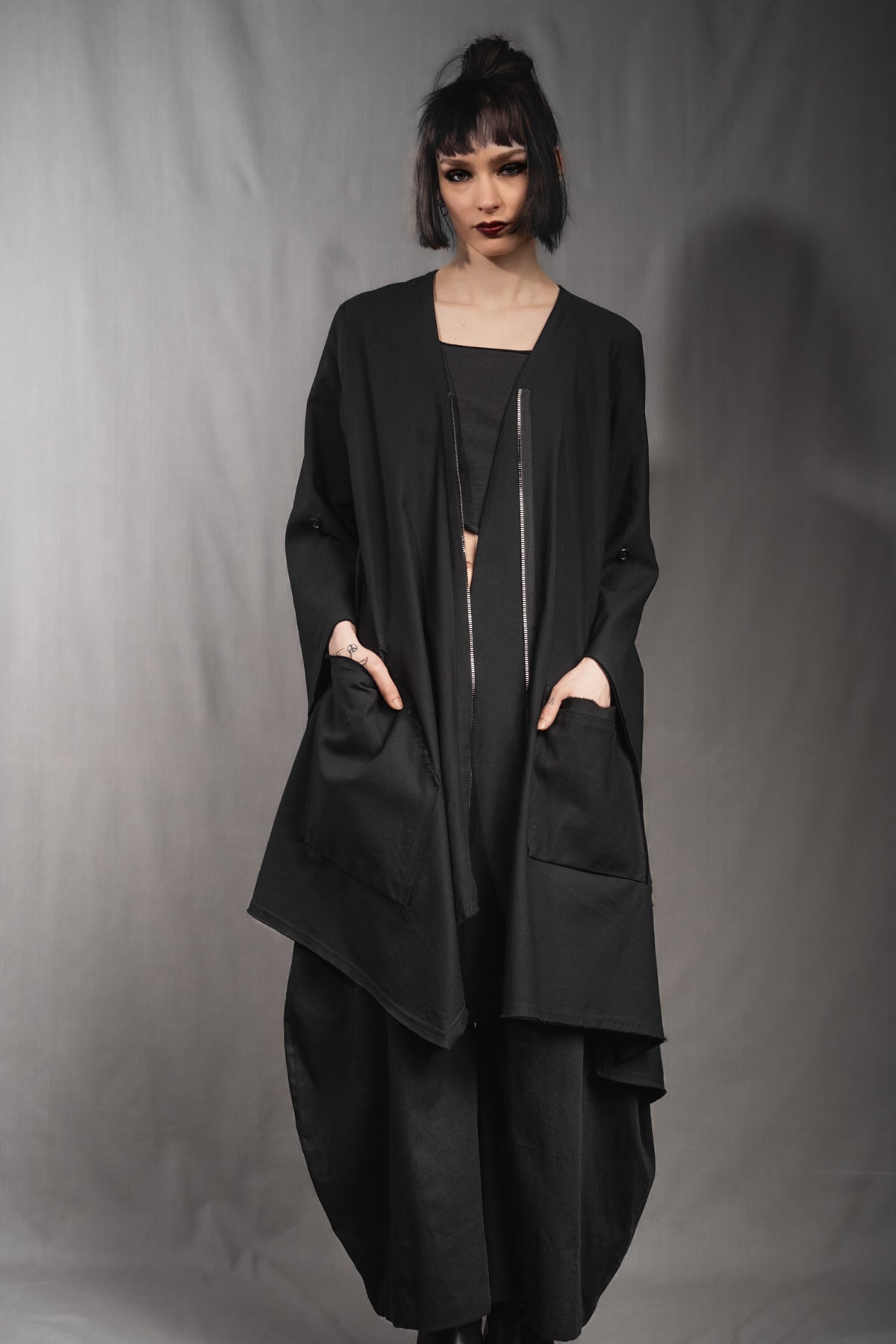 eigensinnig wien | Patti | Avantgardistisches, asymmetrisches Kleid mit Zip aus schwarzer Baumwolle