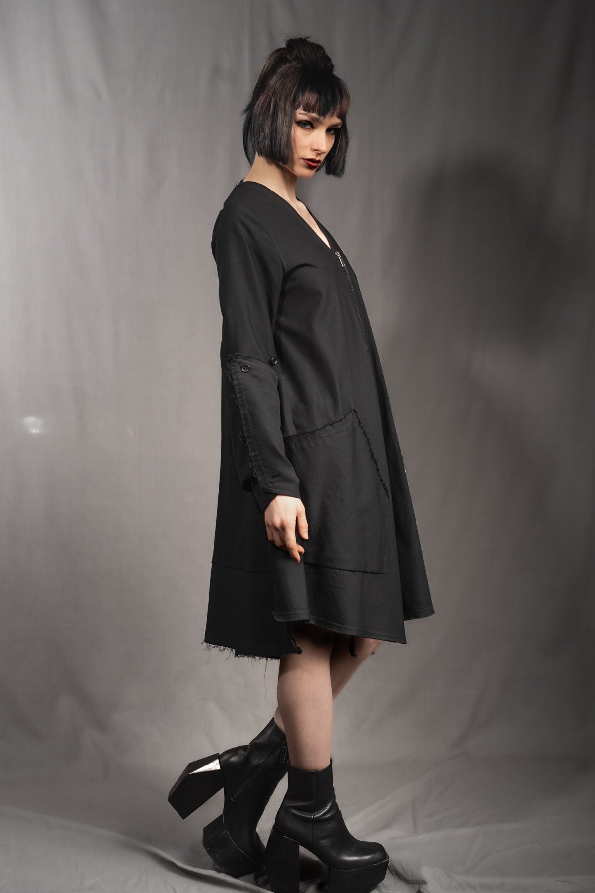 eigensinnig wien | Patti | Avantgardistisches, asymmetrisches Kleid mit Zip aus schwarzer Baumwolle