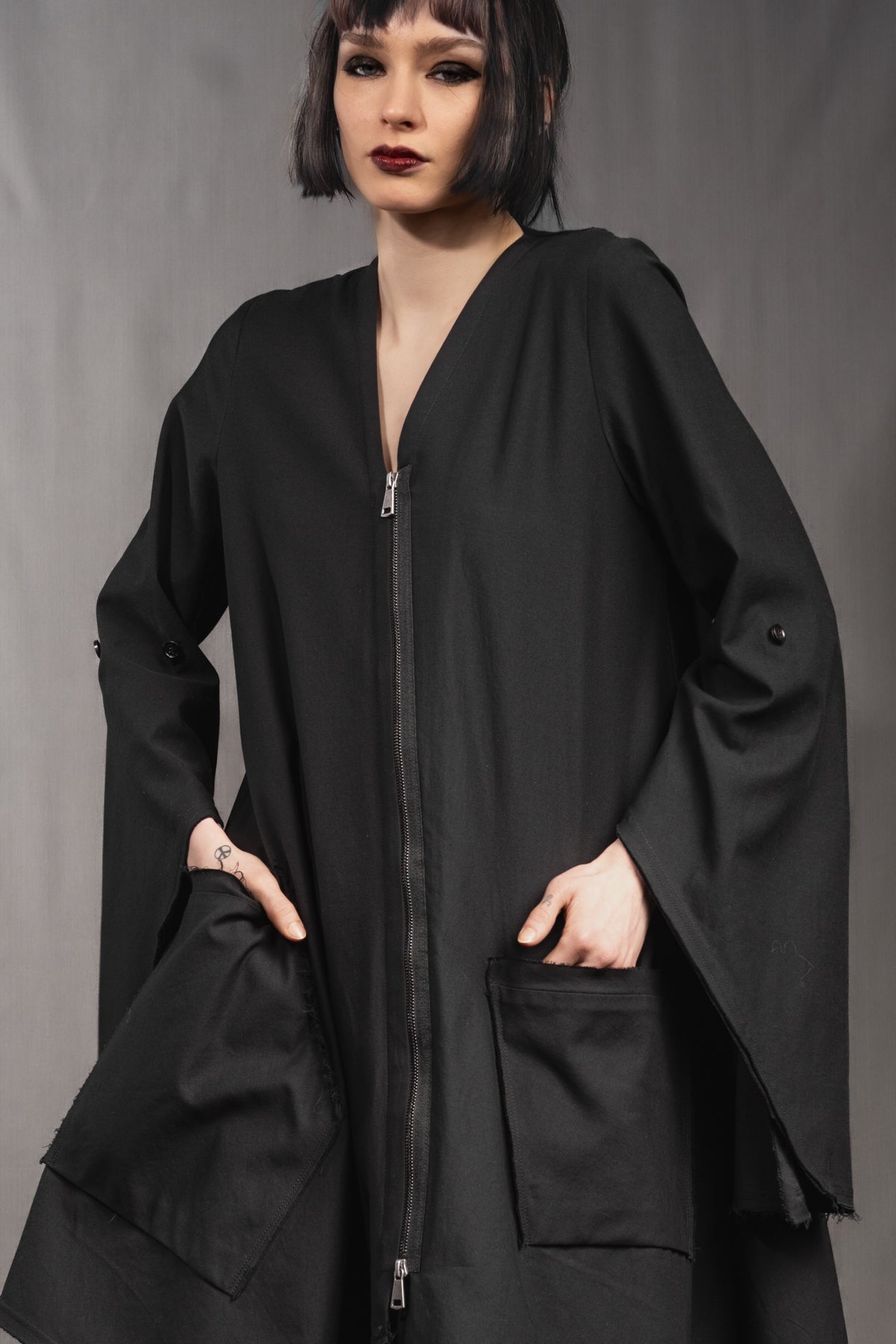 eigensinnig wien | Patti | Avantgardistisches, asymmetrisches Kleid mit Zip aus schwarzer Baumwolle